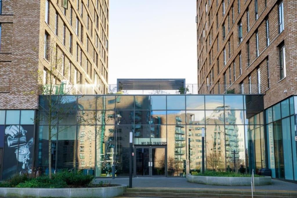 Modern Trafford 1Br Apartment-Free Parking-Cinema Room Manchester Dış mekan fotoğraf