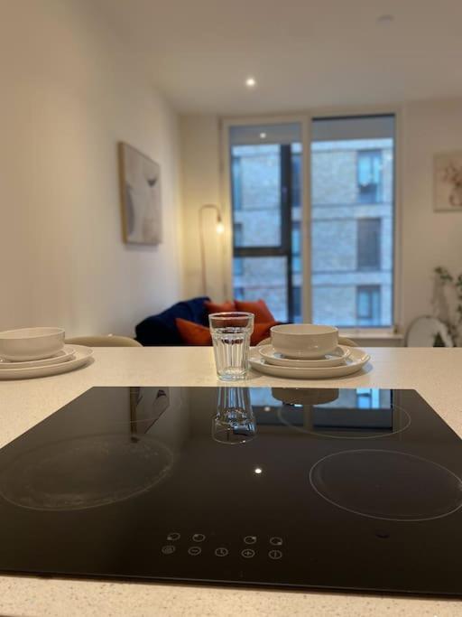 Modern Trafford 1Br Apartment-Free Parking-Cinema Room Manchester Dış mekan fotoğraf