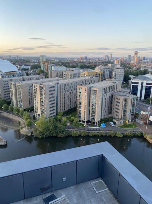 Modern Trafford 1Br Apartment-Free Parking-Cinema Room Manchester Dış mekan fotoğraf