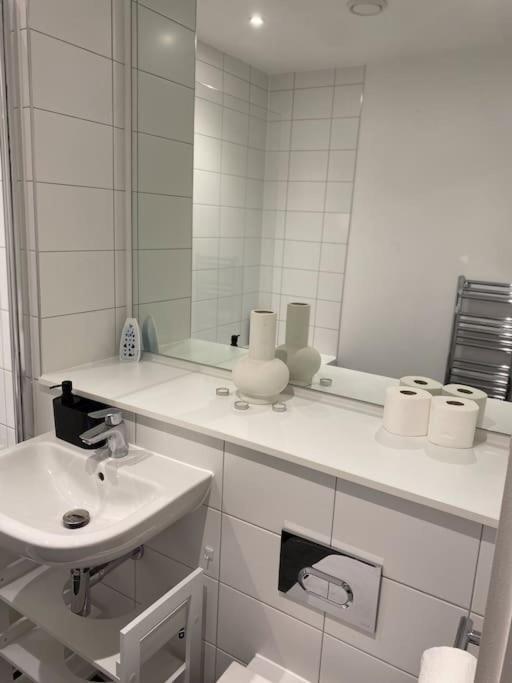 Modern Trafford 1Br Apartment-Free Parking-Cinema Room Manchester Dış mekan fotoğraf