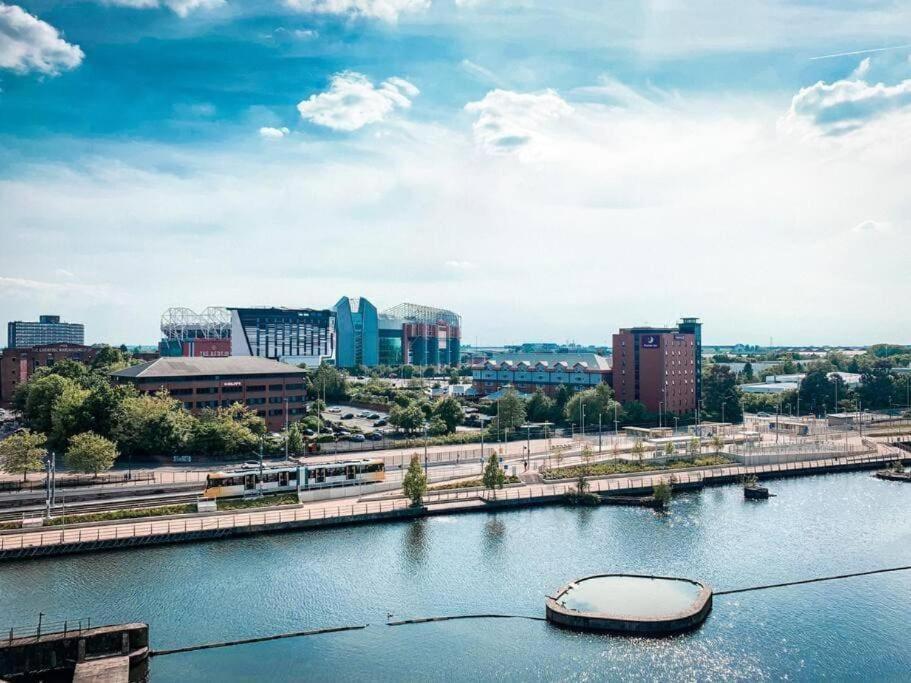 Modern Trafford 1Br Apartment-Free Parking-Cinema Room Manchester Dış mekan fotoğraf