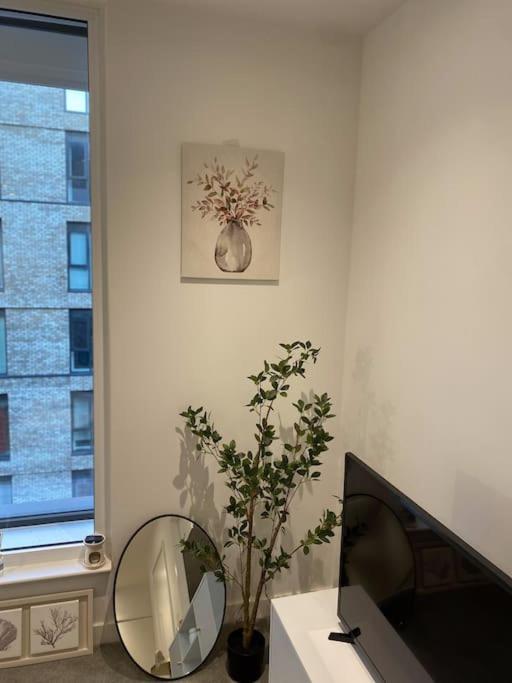 Modern Trafford 1Br Apartment-Free Parking-Cinema Room Manchester Dış mekan fotoğraf