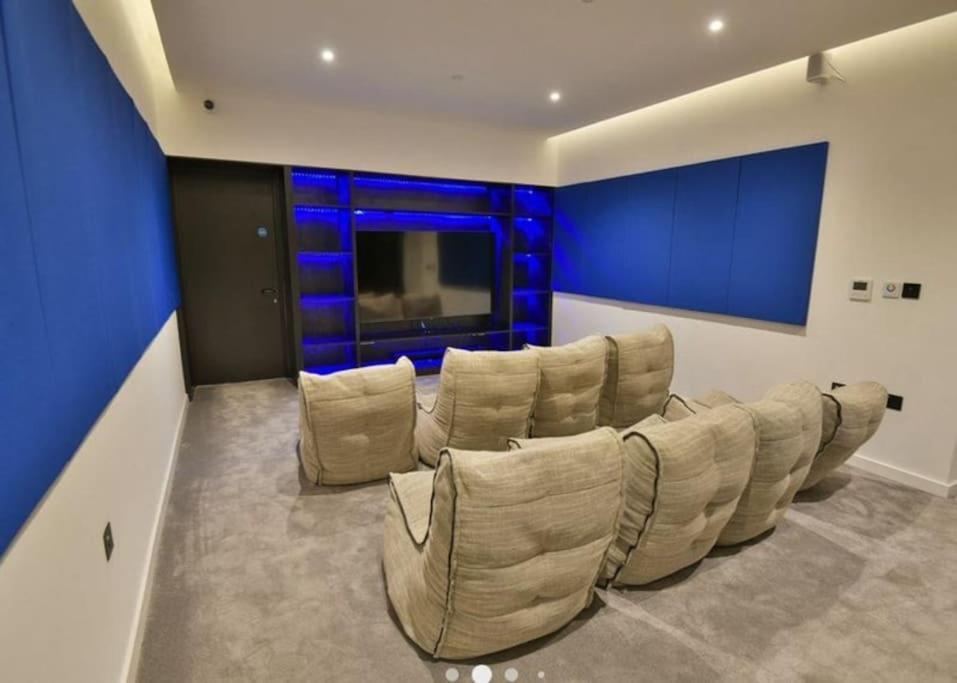 Modern Trafford 1Br Apartment-Free Parking-Cinema Room Manchester Dış mekan fotoğraf
