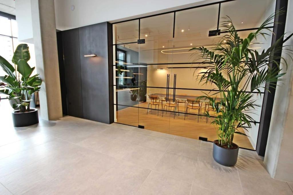 Modern Trafford 1Br Apartment-Free Parking-Cinema Room Manchester Dış mekan fotoğraf