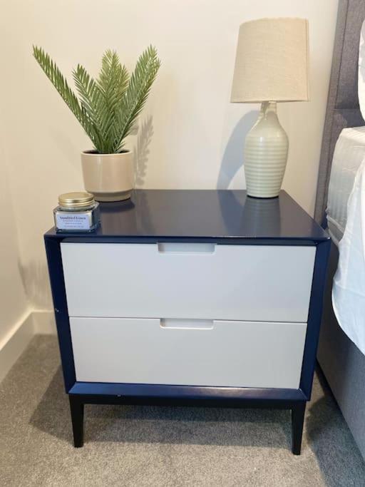 Modern Trafford 1Br Apartment-Free Parking-Cinema Room Manchester Dış mekan fotoğraf